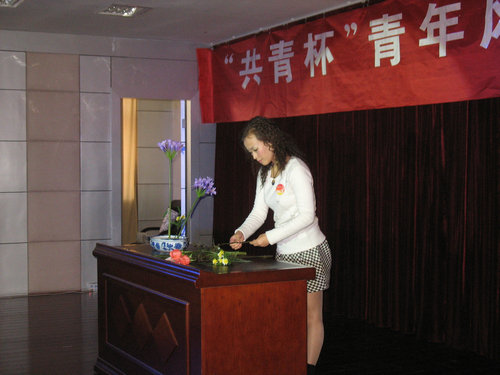 我院消化內科陳光俠表演插花藝術《青春永駐的關愛》